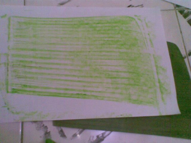 Anda boleh memilih daun yang tidak seukuran kertas penuh, taruh daun di bawah kertas, dan goreskan cryon SEARAH dengan arah arsiran daun, jika ada kesulitan mempertahankan kertas tidak geser, gunakan penjepit kertas, pilih cryon yang warna terang, sehingga bisa diberi tulisan dengan warna gelap nantinya.