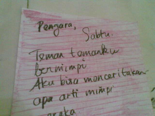 Runcingkan cryon berwarna hitam mengunakan alat peruncing cryon yang ada di kotak cryon, tuliskan catatan pribadi Yusuf mengikuti garis jiplakan daun pisang tadi. "Penjara, Sabtu, Teman-temanku bermimpi, Aku bisa menceritakan apa arti mimpi mereka. Benar saja, 3 hari kemudian mereka keluar dari sini , semoga temanku itu ingat penderitaanku di sini.