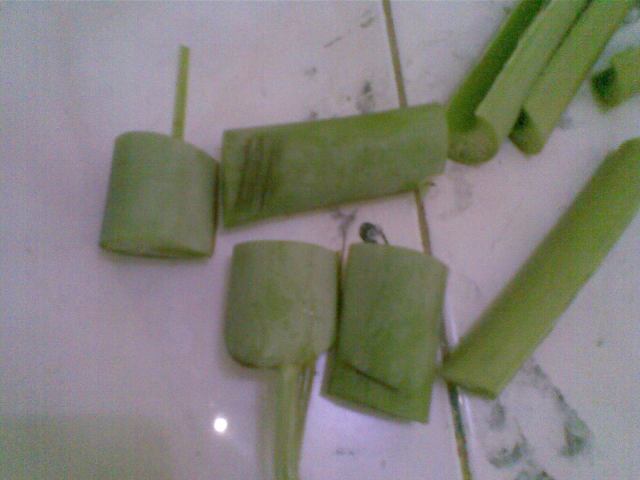 Potong-potong, usahakan tingginya potongan disesuaikan genggaman tangan siswa, jangan lupa sediakan tissue basah untuk membersihkan tangan siswa seusai aktifitas.