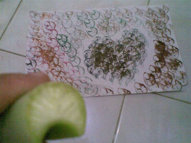 Contoh gambar suasana hati Yusuf saat merindukan ayahnya. Pada contoh ini saya tidak membuat pola gambar hati, tetapi ada baiknya bagi anak balita, guru mempersiapkan gambar pola hati.