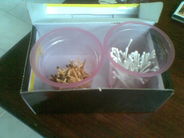 MEMISAHKAN KOREK API DARI CUTTON BUDS