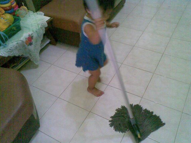 Bantu mama merapikan sanggar dulu ah.....da da teman-teman...!!