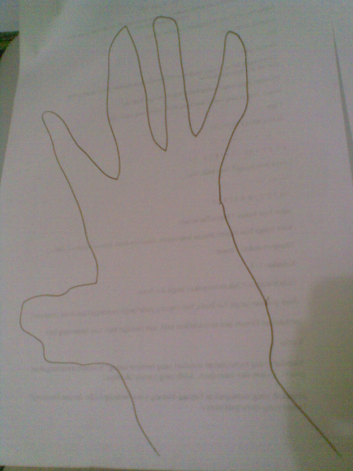 gambar siluet bayangan tangan yang terlihat memanjang karna pengaruh arah sinar. 