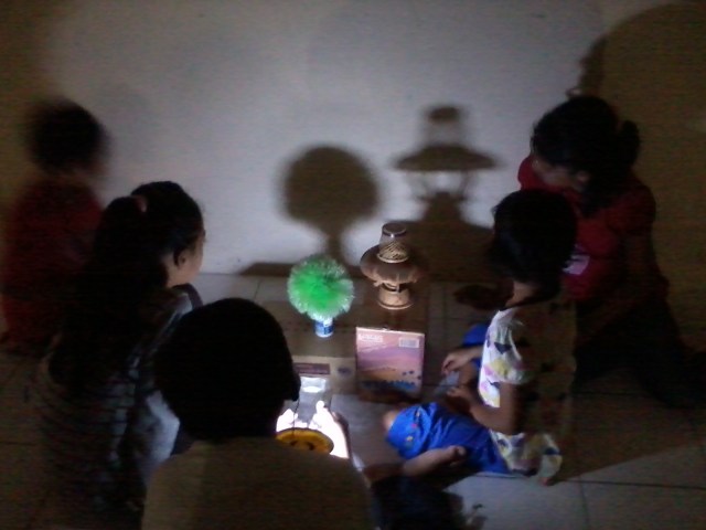 SEBUAH GEDUNG DAN POHON