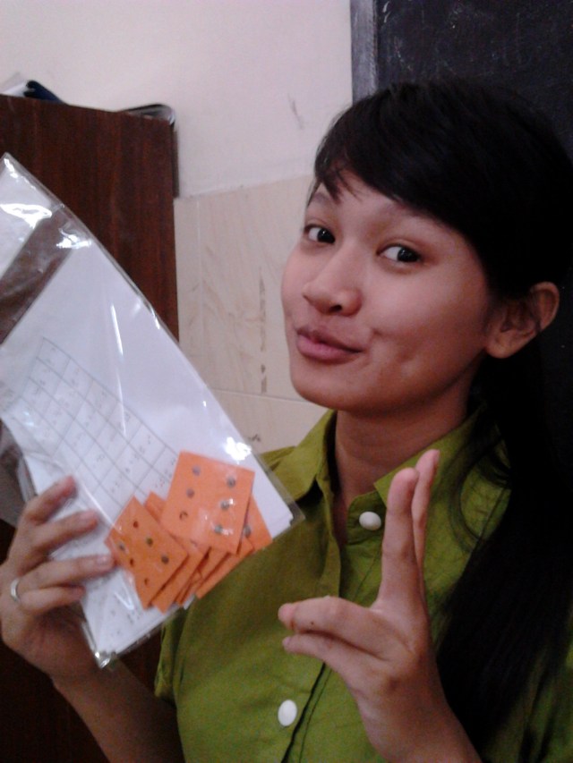 "Yoook adik-adik, bermain huruf Brielle bersama kakak...."