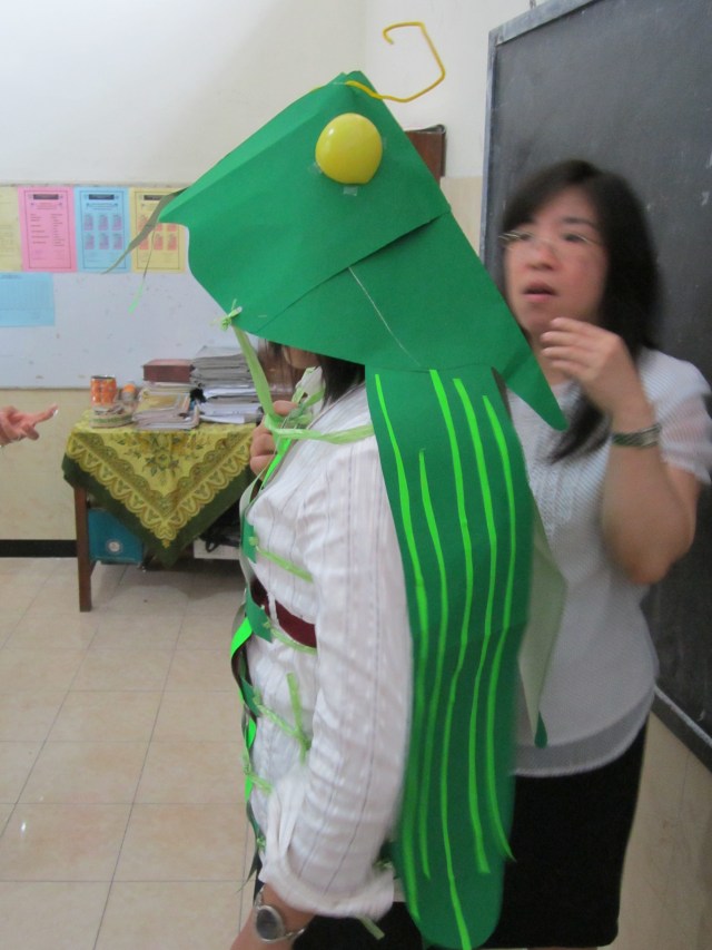 GUNAKAN BOLA PINGPONG YG DIBELAH UNTK MATA BELALANG