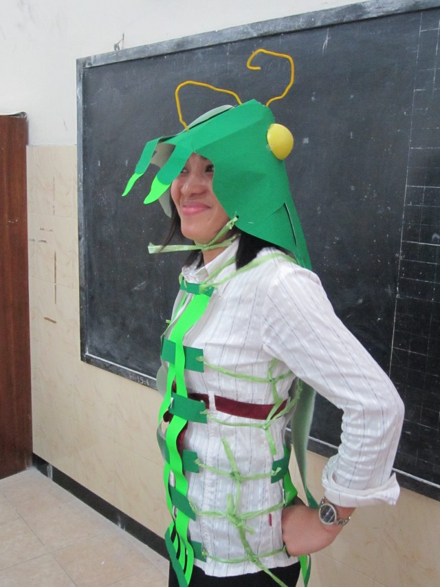 MENGGUNAKAN TALI RAFIA SEBAGAI PENGIKAT SAMPING, FLEKSIBEL UKURAN PEMAKAI KOSTUM.