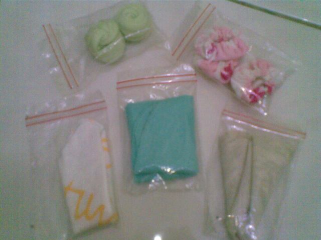 Kantung kacang dari kain, perhatikan bentuk lipatan berbeda untuk tiap bentuk kain