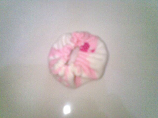 Pakai bentuk lingkaran yg dijahit keliling dan diserut