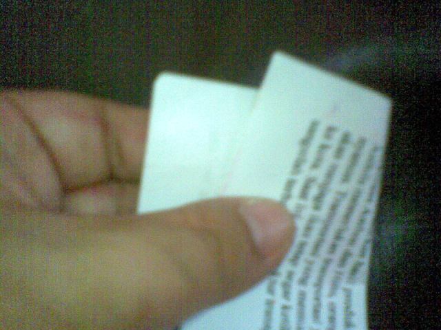 PAKAI KERTAS BEKAS, LATIH ANAK-ANAK MELIPAT LURUS BAGIAN UJUNG, UNTUK MENDAPATKAN HASIL LIPATAN YANG LURUS SEPANJANG KERTAS TANPA MENGGUNAKAN PENGGARIS (LATIHAN MOTORIK HALUS DAN KETELITIAN).