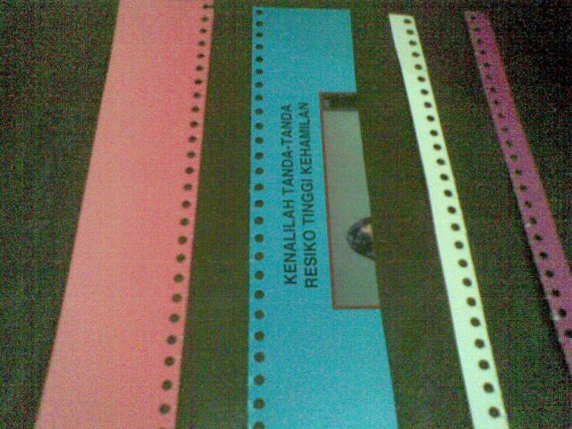 UNTUK KELAS KECIL, GANTI STEPLES DENGAN KERTAS BERLUBANG BEKAS SOBEKAN TANGGALAN. 