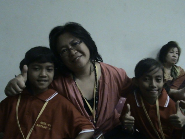 BERPOSE BERSAMA ANAK-ANAK EE KIDS/ PENGINJIL CILIK YANG LUAR BIASA,  DI NCWC 2012 SENAYAN JAKARTA..