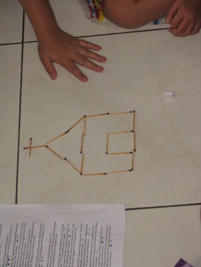 SETIA BERDOA DAN MEMBACA ALKITAB DILAMBANGKAN RUMAH TUHAN