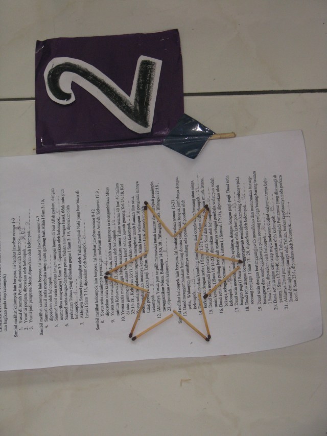 SETIA UNTUK SELALU JADI TELADAN/ TERANG DUNIA LAYAKNYA BINTANG BERSINAR.