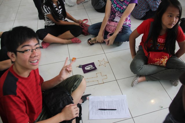 SAMBIL DENGAR CERITA SAMBIL MEMBUAT APLIKASI