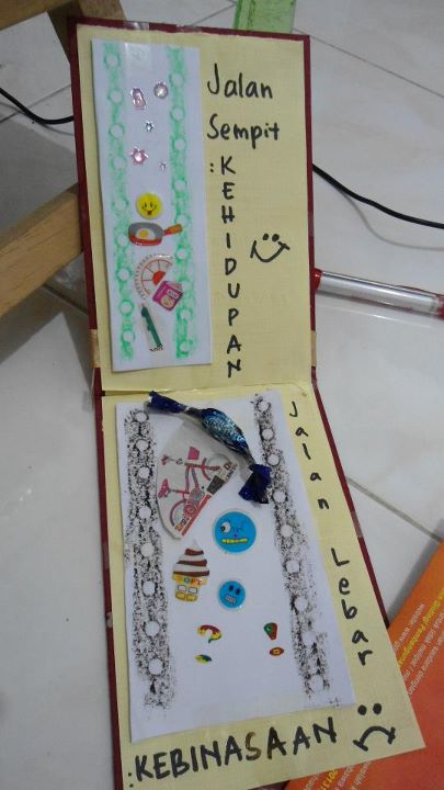 Kartu bikinan Kak Trifena Caroline Manurung dan dikerjakan bersama anak-anak: Maria Mikha dan sartika. Gambar diambil dari iklan Carrefour, dan bekas bungkus bonbon.