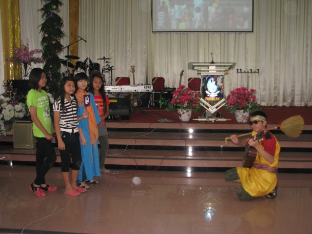 setia jadi pembawa senjata dan pemusik istana