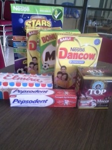 Pada tiap kardus bekas ini, saya isi dengan benda benda rahasia, dan saya selotip. sehingga nanti saatnya baru akan dibuka