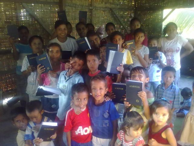 ANAK-ANAK WAINGAPU MENDAPAT ALKITAB, SUMBER AIR HIDUP