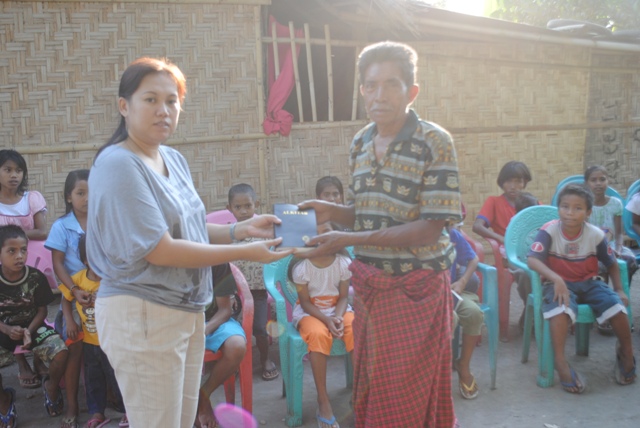 PEMBAGIAN ALKITAB BAGI PARA JEMAAT