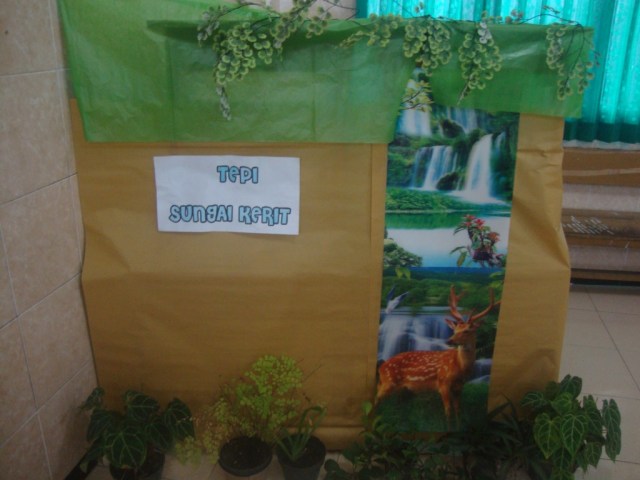 Di tepi sungai Kerit dari konstruksi Meja