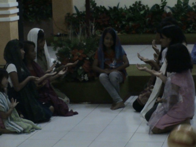 SUASANA PEMOTRETAN RATU ESTER MASA PEMAKAIAN WANGI-WANGIAN DI ISTANA 