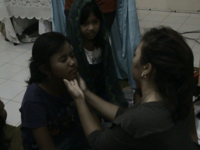 KAK INTAN SEDANG MENDANDANI RATU ESTER MENJELANG PELANTIKAN JADI RATU