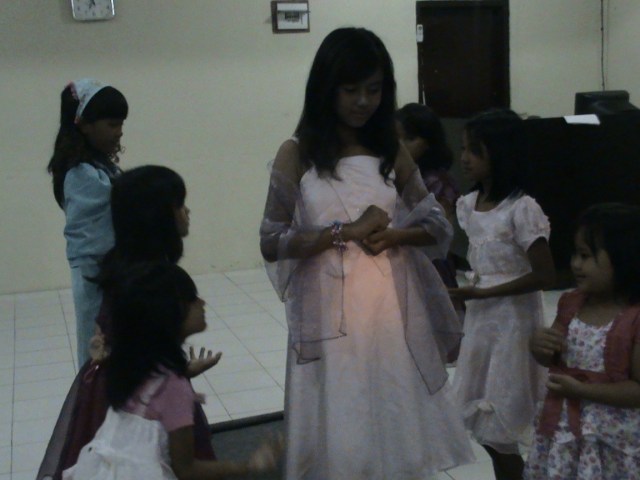 SUASANA PROSESI RATU ESTER