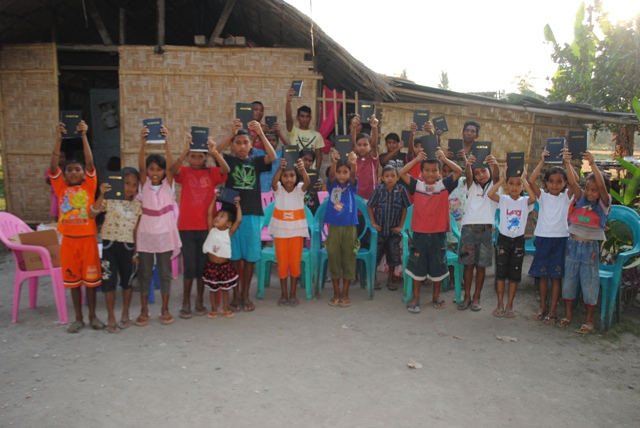 BERPOSE DENGAN JEMAAT DI MBULUNG