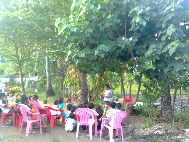 MELIHAT ANAK-ANAK YANG HAUS.....KAMI INGIN MEMBAWA MEREKA MENGENAL KRISTUS LEBIH LAGI.