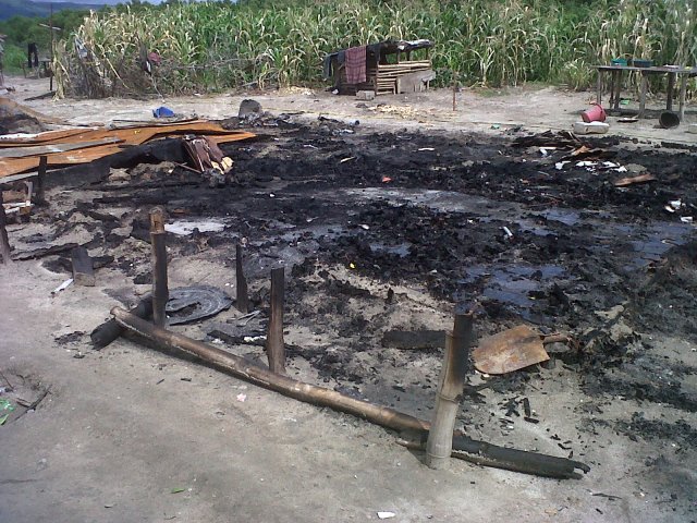 DIANTARA YANG TERBAKAR INI , ADALAH RUMAH 4 KK YANG ANAKNYA MURID-MURID SEKOLAH MINGGU KAMI,