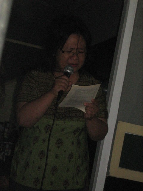 SUASANA HARU SAAT MEMBACA PUISI UNTUK ALMARHUM IBUNDA TERCINTA.