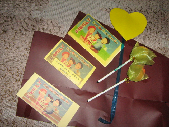 SERTAKAN KARTU BUATAN SENDIRI UNTUK DIBERIKAN PADA PAPA, KARTU-KARTU INI KARYA KAK DAISY. SERTAKAN KARTU BUATAN SENDIRI UNTUK DIBERIKAN PADA PAPA, KARTU-KARTU INI KARYA KAK DAISY.