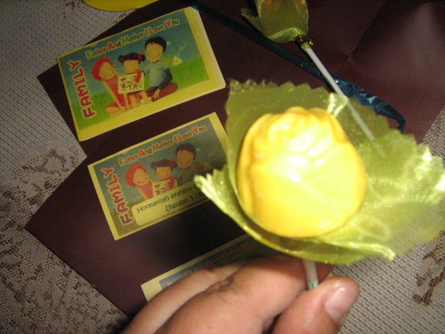 MEMBUAT BUNGA COKLAT DALAM BERBAGAI VERSI WARNA DAN DIHIAS DI KERANJANG HIIAS CANTIK. MEMBUAT BUNGA COKLAT DALAM BERBAGAI VERSI WARNA DAN DIHIAS DI KERANJANG HIIAS CANTIK.