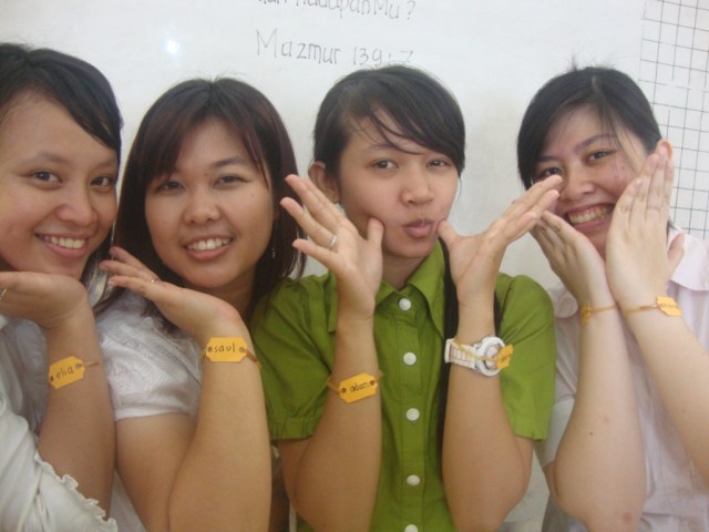 Karet Gelang  DARI KARTON DAN GELANG KARET KARYA KAK ALNINDA RAMANDANI