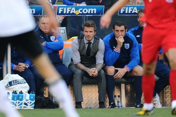 PEMAIN CADANGAN DUDUK DI KURSI CADANGAN