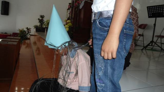 PERAGA RAMBUT SAMSON YANG PANJANG DARI RAFIA