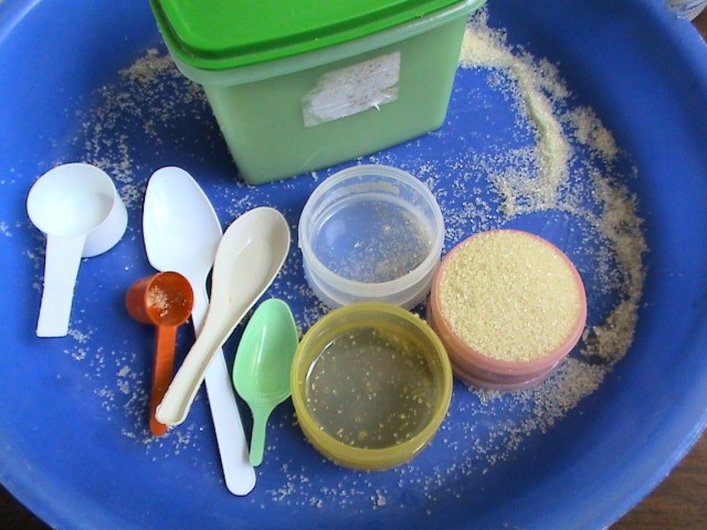 SENDOK PLASTIK BERBAGAI UKURAN, GULA DAN WADAH TAKAR, SERTA NAMPAN BESAR.