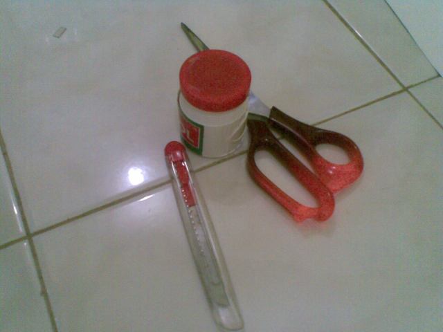 Gunting, lem dan cutter adalah alat yg harus disiapkan