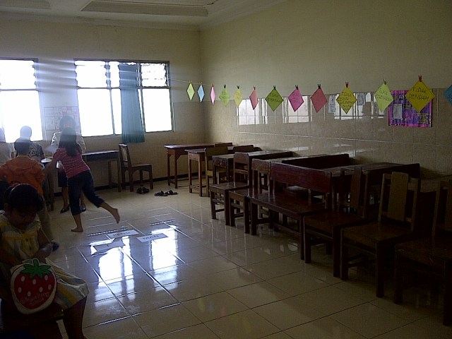 SUASANA KELAS GALATIA YANG MOMENT ITU DIASUH OLEH IBU SRI WAHYUNI. BELIAU ADALAH SENIOR SAYA. SUASANA KELAS GALATIA YANG MOMENT ITU DIASUH OLEH IBU SRI WAHYUNI. BELIAU ADALAH SENIOR SAYA.