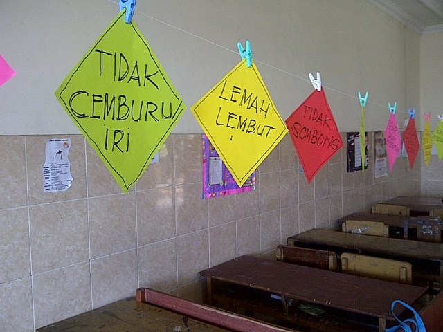 GUNAKAN KERTAS LIPAT YANG MEMILIKI KEUNGGULAN BERWARNA, DAN UKURANNYA SAMA. GUNAKAN KERTAS LIPAT YANG MEMILIKI KEUNGGULAN BERWARNA, DAN UKURANNYA SAMA.