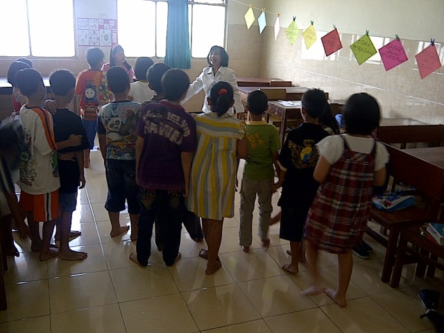 MURID-MURID GALATIA SEDANG MENDAPAT PENGARAHAN DARI SENIOR SAYA IBU SRI WAHYUNI YANG MASIH SETIA MENGAJAR SEKOLAH MINGGU HINGGA DETIK INI. SAYA BANGGA PADANYA. MURID-MURID GALATIA SEDANG MENDAPAT PENGARAHAN DARI SENIOR SAYA IBU SRI WAHYUNI YANG MASIH SETIA MENGAJAR SEKOLAH MINGGU HINGGA DETIK INI. SAYA BANGGA PADANYA.