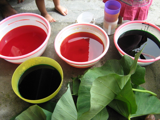 LARUTKAN PEWARNA DALAM AIR