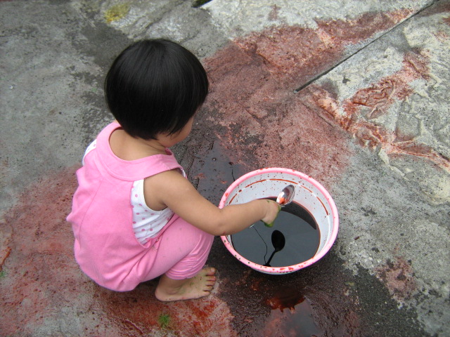 BIARKAN ANAK-ANAK MELUKIS DI HALAMAN SESUKA HATI