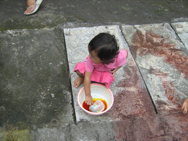 MEMAKAI JALANAN SEBAGAI PENGGANTI MEDIA KERTAS