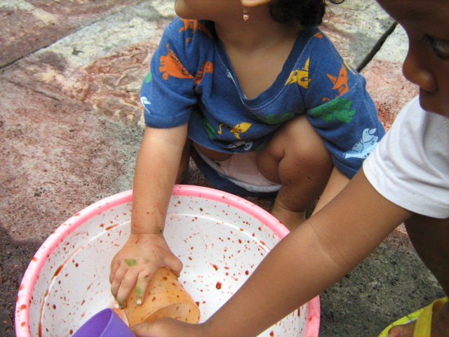 JANGAN TAKUT MENGOTORI BAJU, KARNA TANPA ITU MEREKA AKAN TERHAMBAT UNTUK BERPIKIR KREATIF. 