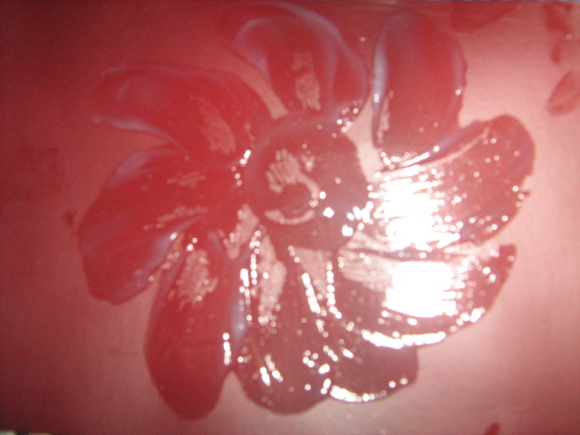 BUAT GAMBAR BUNGA DENGAN JARI BERLUMURAN LEM, TAPI CONTOH GAMBAR INI KURANG BAIK, KARNA JARAK KELOPAK BUNGA TERLALU DEKAT SEHINGGA HASIL BUNGA TABURAN SABUN, KURANG JELAS HASILNYA. 