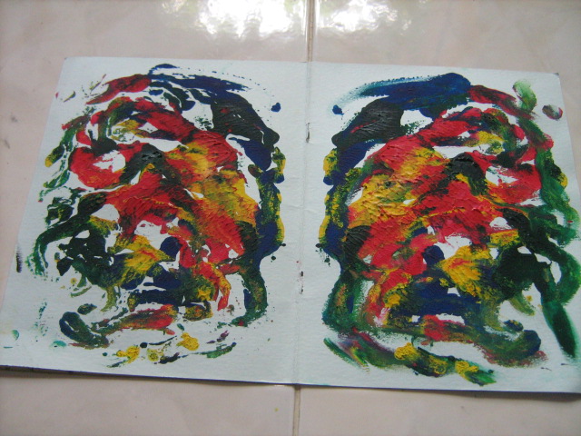 TANPA MENCAMPURNYA DENGAN AIR, LUMURKAN CAT POSTER/ CAT AIR MENGGUNAKAN JARI DI SALAH SATU SISI KERTAS, KEMUDIAN LIPAT, MAKA ANDA AKAN MENDAPATKAN HASIL LUKISAN.