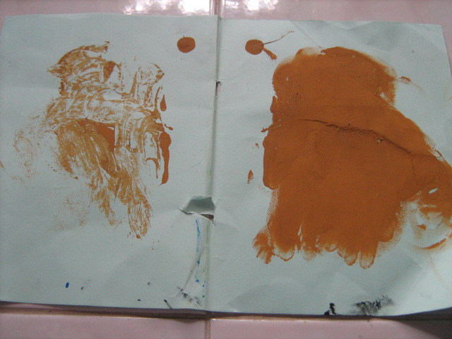 BIASAKAN MENGOMENTARI POSITIF SETIAP KARYA ANAK .."WAH HEBAT....BAGUS...!"