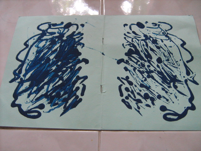 MEREKA BELAJAR MEMILIH DAN MEMADUKAN WARNA SESUKA HATI. 